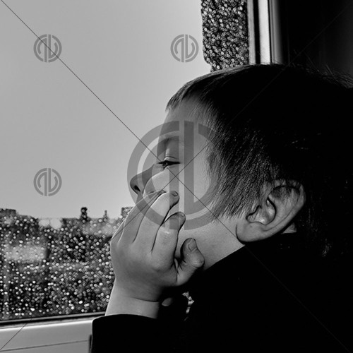 Küçük Çocuk Pencerede