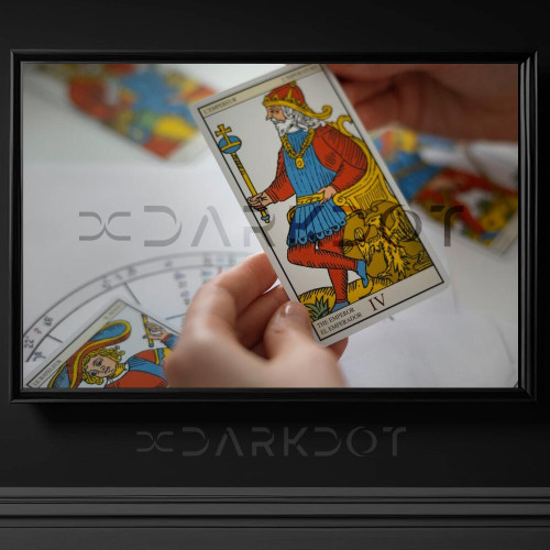 tarot karti fotograflari tarot bakan falci medyum kadin tarot fal gorselleri