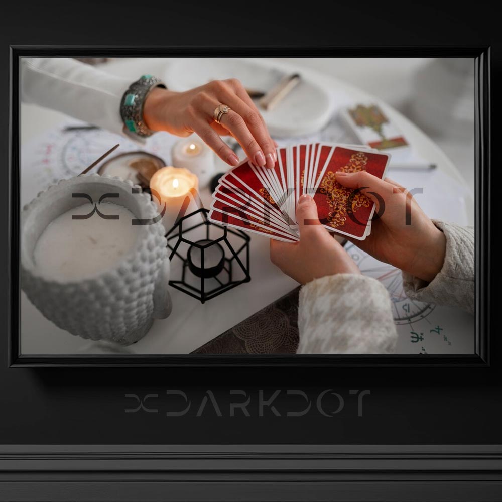 tarot fali bakan medyum kartlar arasindan kart secen kadin eli fal fotograf