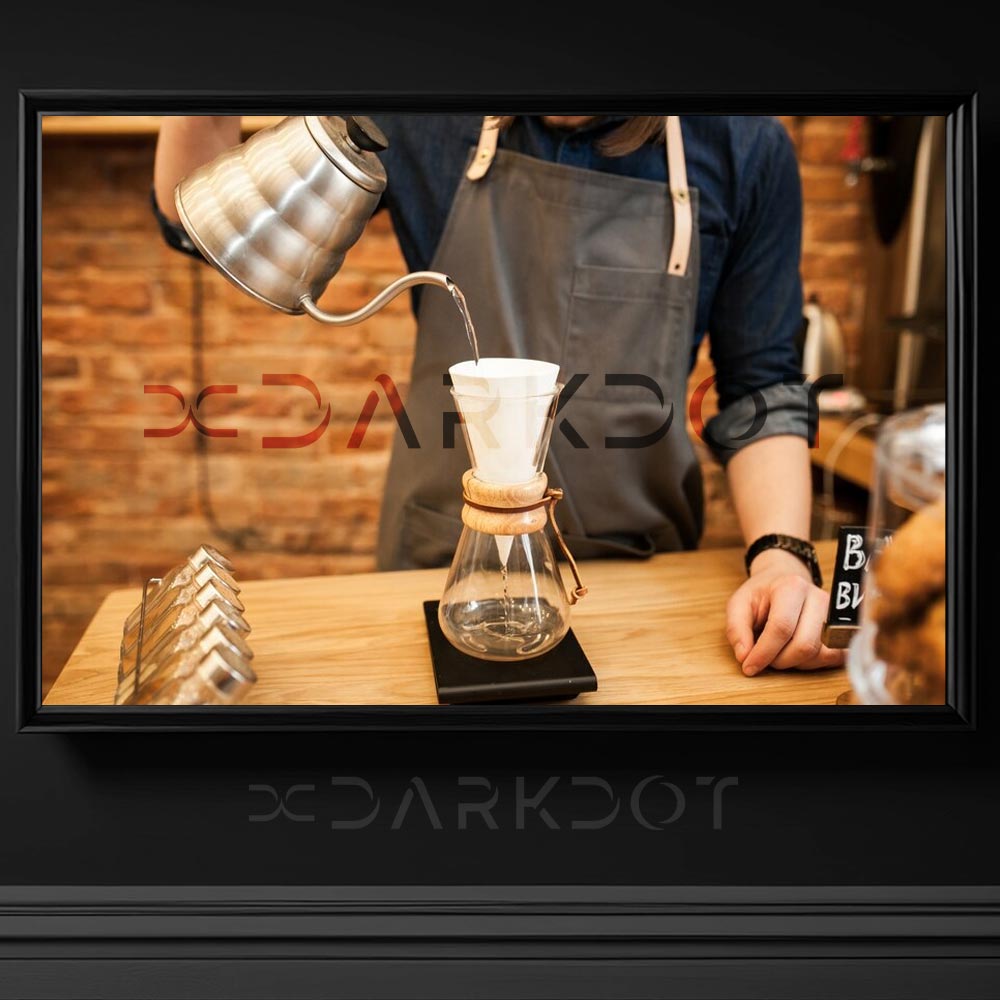 barista fotograflari kafede kahve dolduran barista kafe fotograflari indir