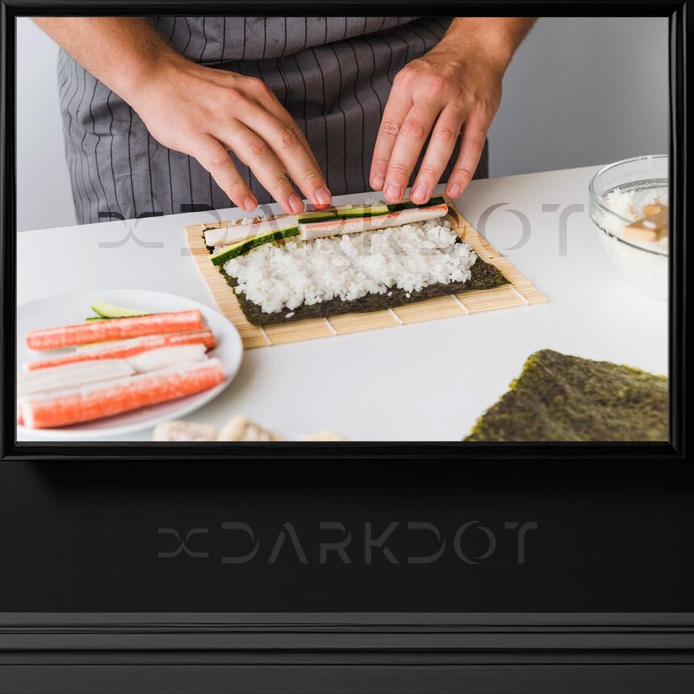 evde susi roll yapan kadin fotografi sushi saran genc kadin sef eleri yakin plan