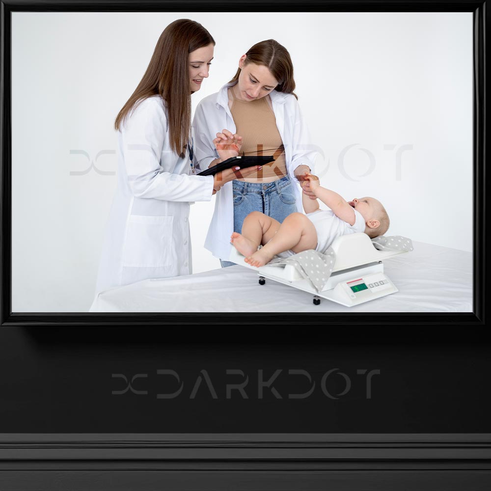 muayene olan bebek fotografi bebek doktoru fotografi kilosu olculen bebek fotografi