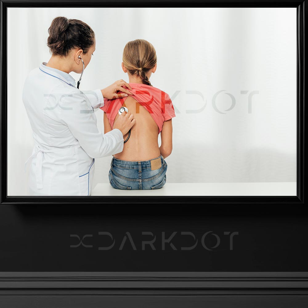 muayene olan cocuk fotografi kucuk kiz cocugunu muayene eden kadin doktor