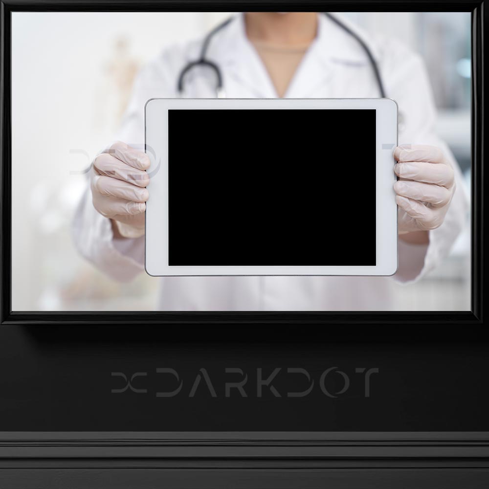 tablet tutan doktor diyet ve oneri icin tablette oneri yapan kadin doktor fotografi