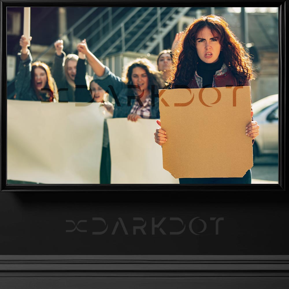 elinde bos pankart tutan kadin fotografi elinde bos pankart tutan protestocu fotografi