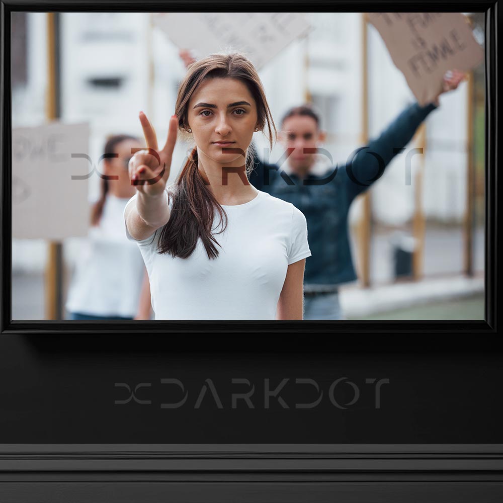 ozgurluk icin protesto yapan kadin ozgurluk icin yuruyus yapan insan fotograflari