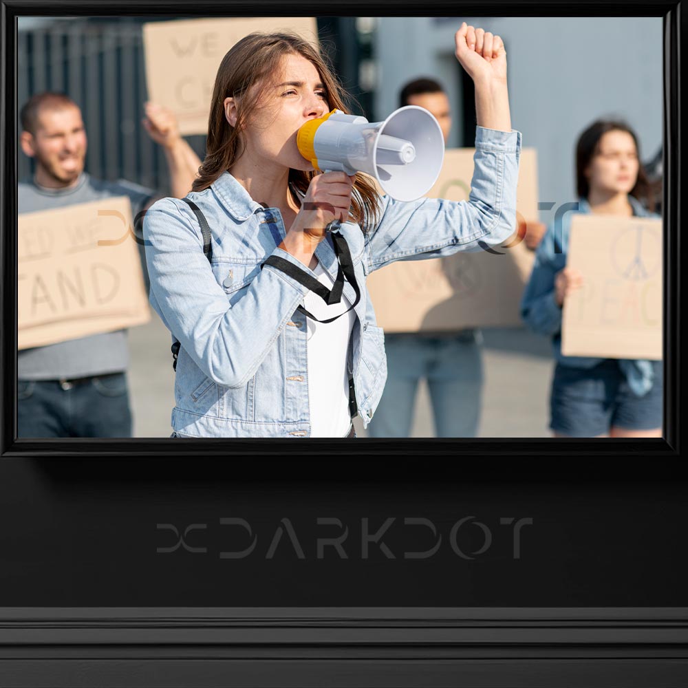 protestocu kadin fotografi megafonlar slogan atan kadin protestocu fotografi