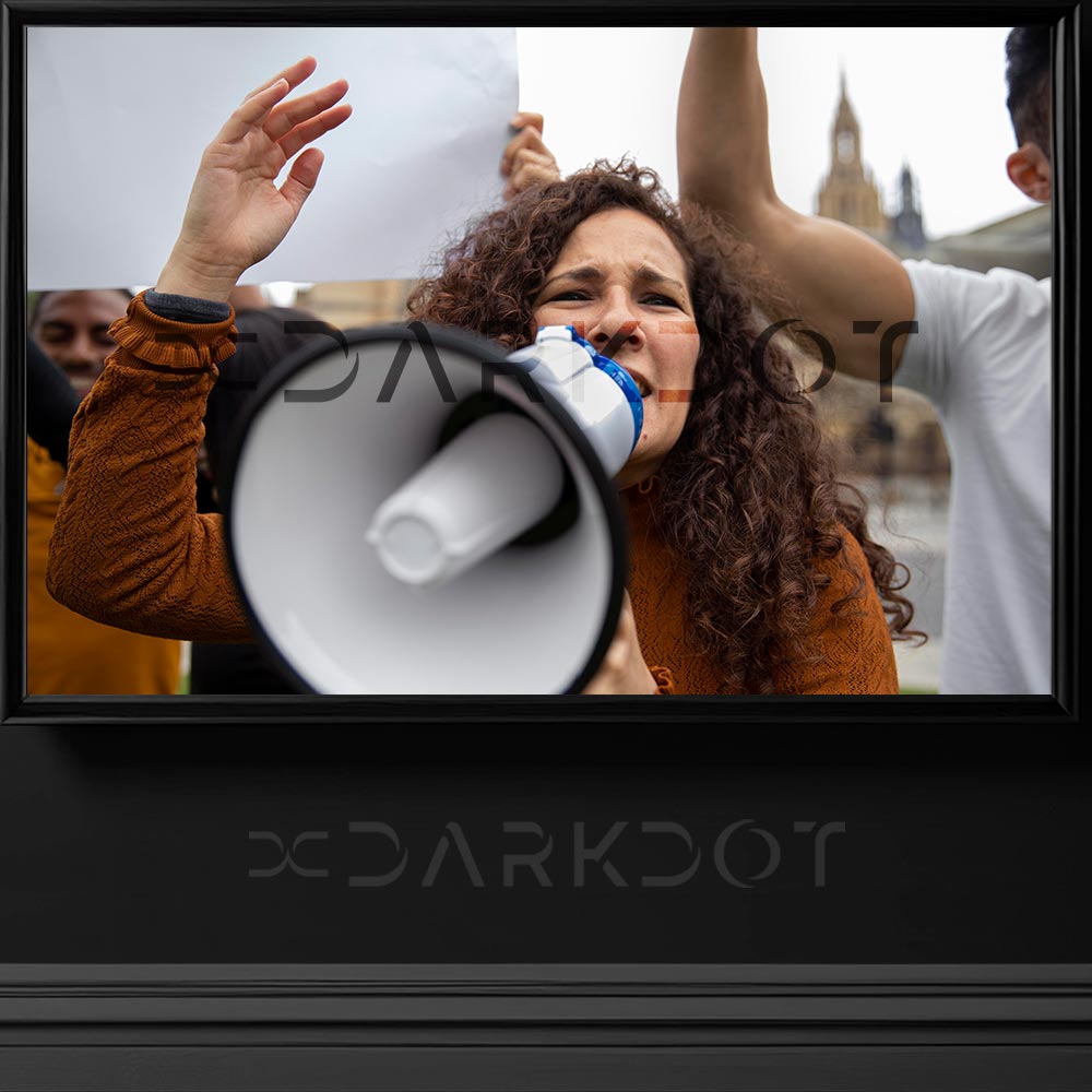 megafonla slogan atan protestocu kadin yuruyus yapan slogan atan insan fotografi