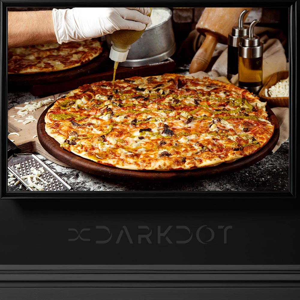 pizza fotograflari pizza resimleri pizzaya sos sikan sef telifsiz fotograf indir