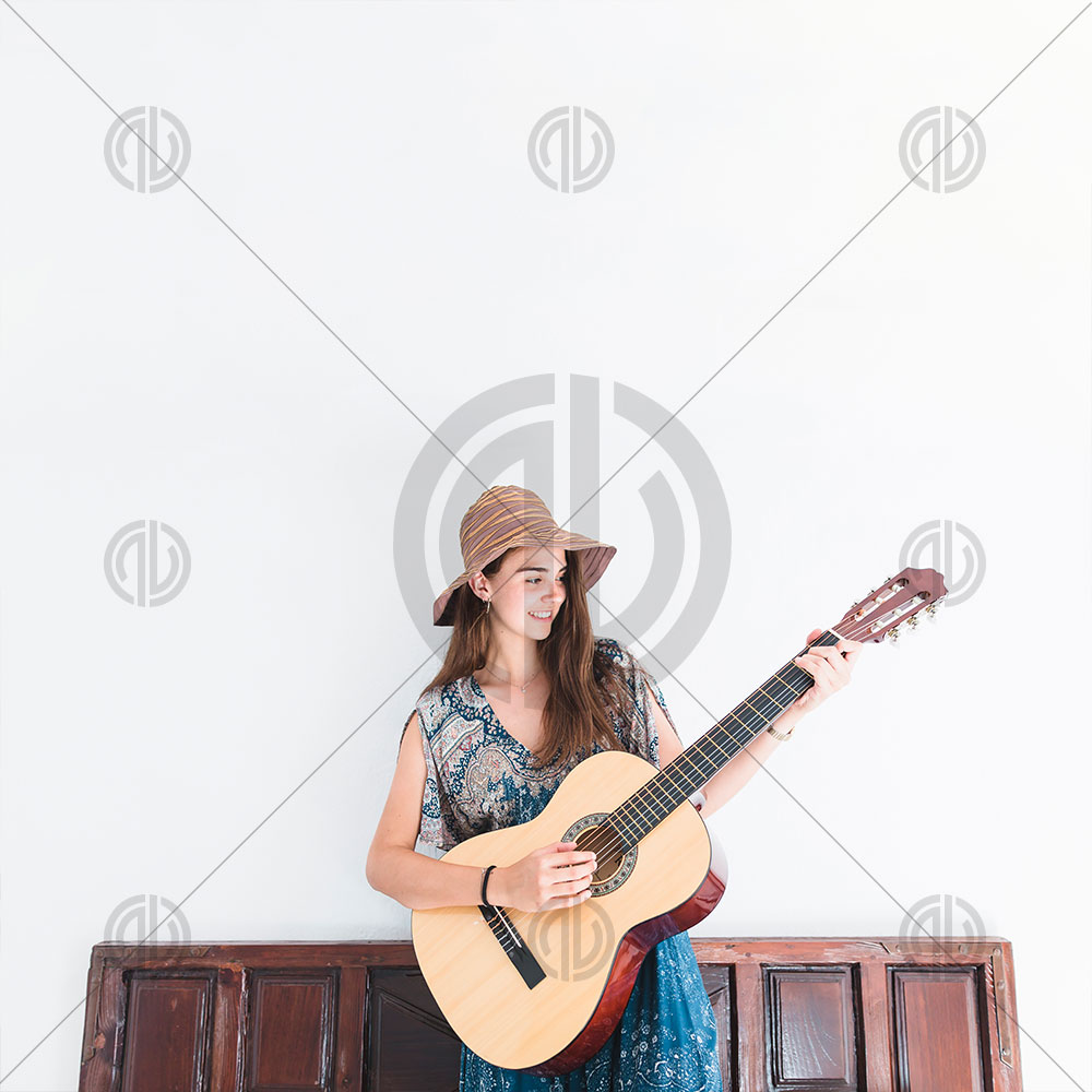 Gitar Çalan Kadın