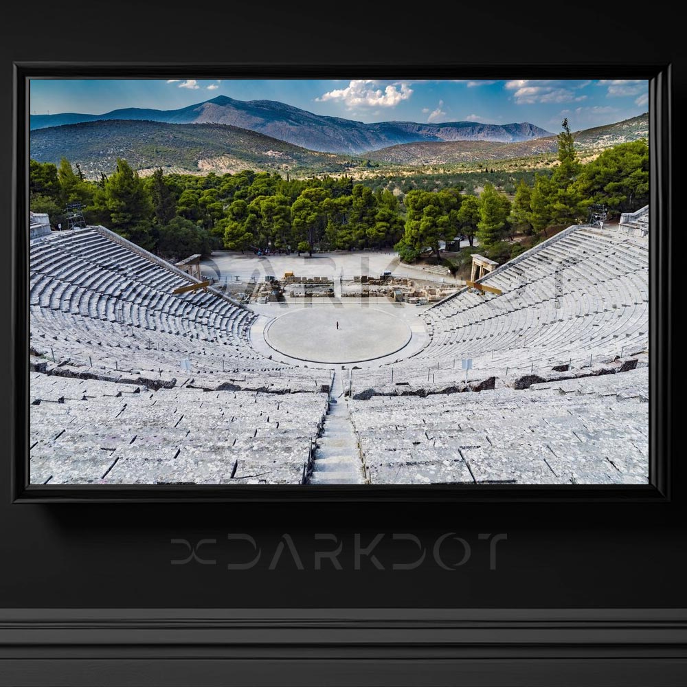 antik buyuk amfitiyatro onunde dag manzarasi tarihi yapi fotograflari