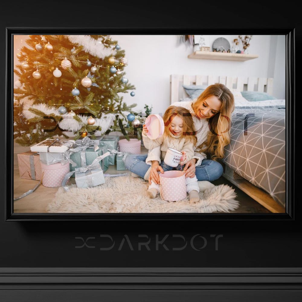 annesiyle birlikte hediye paketi acan kucuk kiz ve anne fotograflari