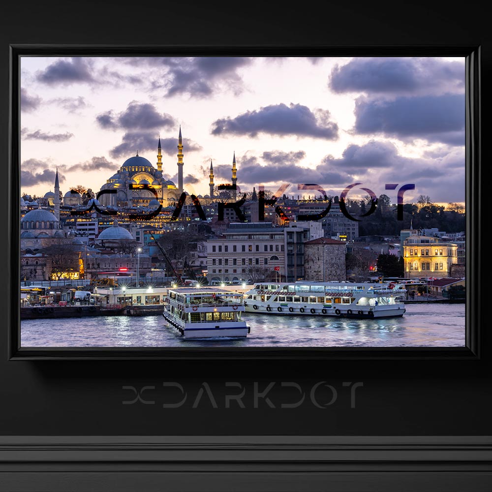 guzel harika bir istanbul manzarasi gun batiminda denizden camii gemiler