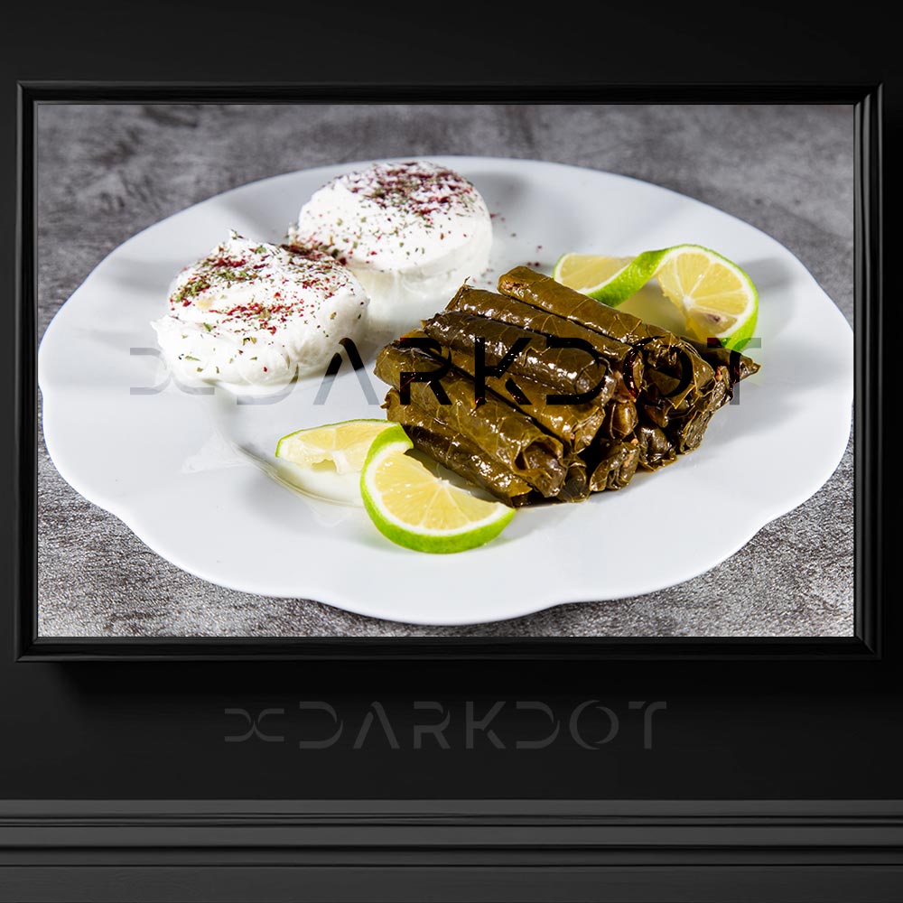 turk uzum yaprak sarmasi dolma yogurt ve limonla servis tabakta gorsel