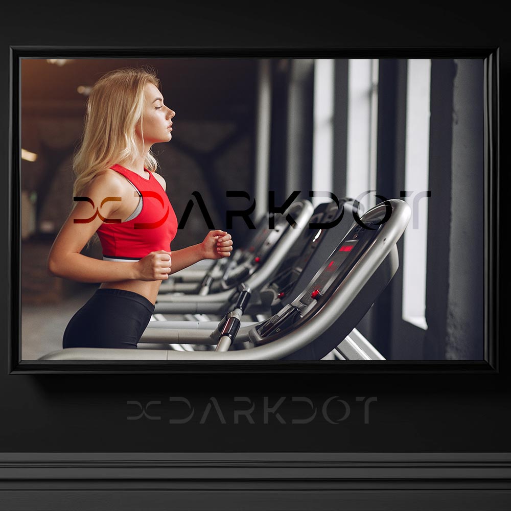 spor salonunda kosu bandinda kosan sarisin fit genc kadin konsept