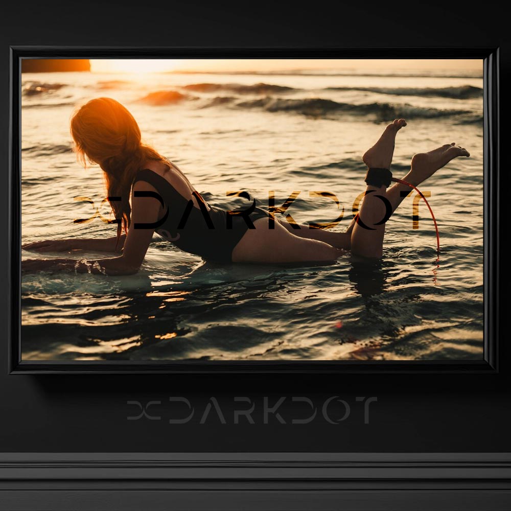 gun batiminda sahilde sorf yapan guzel ve genc seksi kiz fotografi