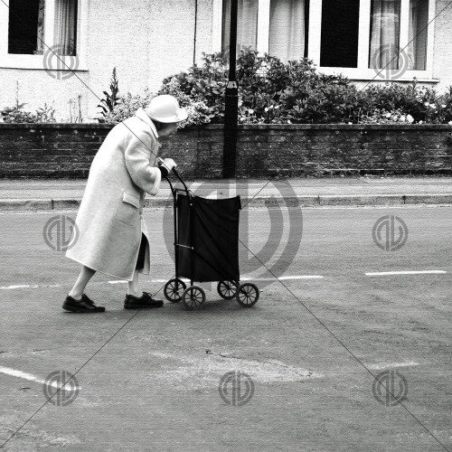 Sokakta Yaşlı Kadın