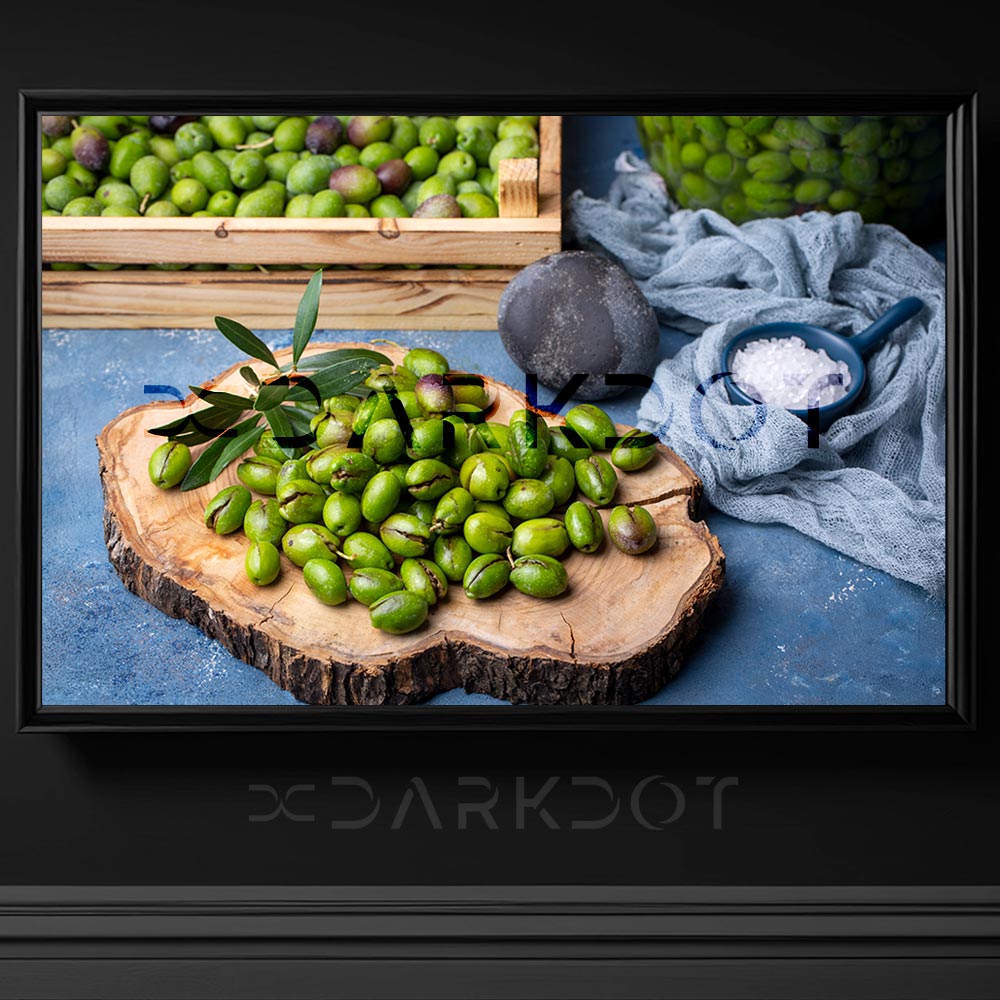 ev yapimi zeytin yeni hasat toplanmis yesil zeytin yagi yapimi ahsap tabakta