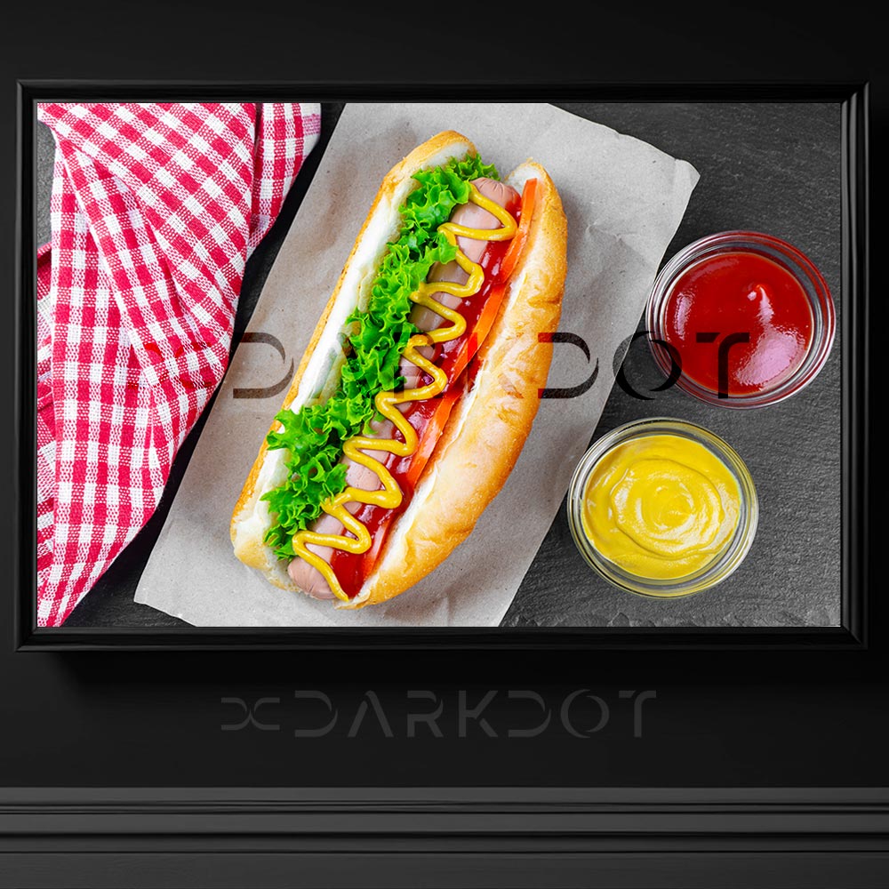 sosisli sandvic hardal mayonez uzerinde hot dog sosisli sunum servis