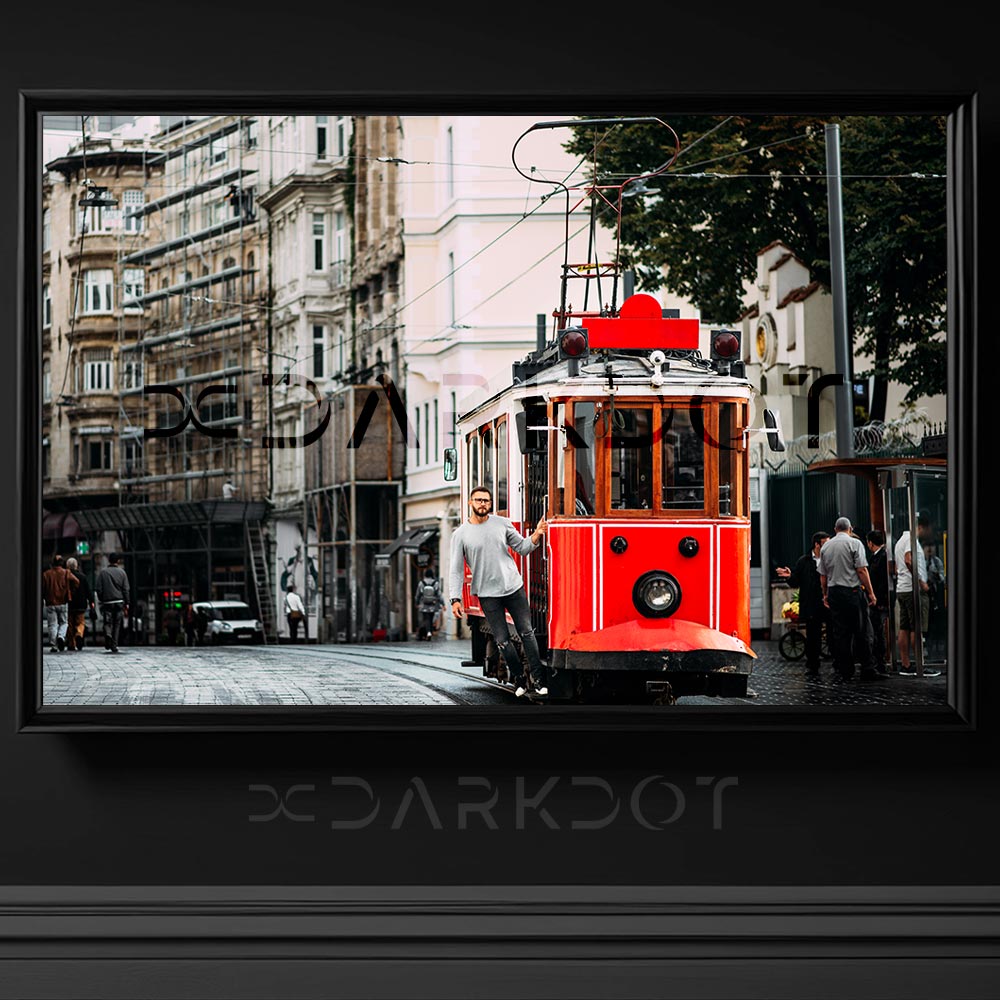 istiklal caddesindeki tramvaya binen poz veren adam portre gorseli