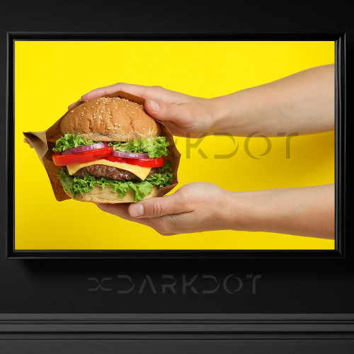 4698 buyuk boy hamburger tutan eller sari arka plan hamburger fotografi telifsiz