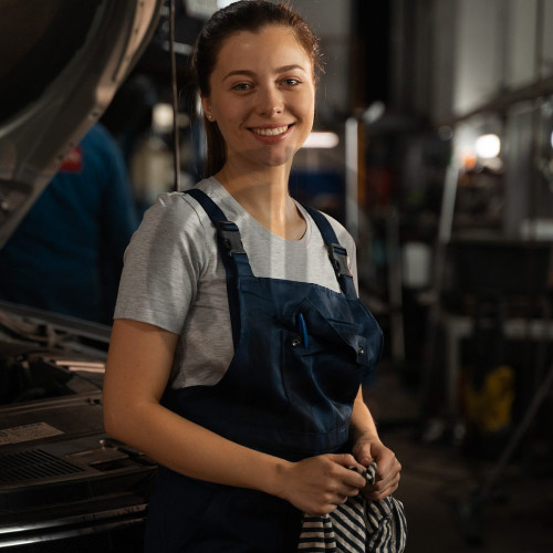 3412 kadın tamirci mekanik genç kadın oto ustası kaportacı kadın gülümseyen foto