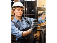 3413 kaynakta çalışan kadın kaynakçı demir ustası genç kadın işçi baret takan kadın