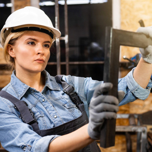 3413 kaynakta çalışan kadın kaynakçı demir ustası genç kadın işçi baret takan kadın