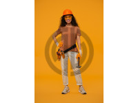 3415 sarı arkaplan önünde duran turuncu baretli işçi kadın gülümseyen çalışan kız