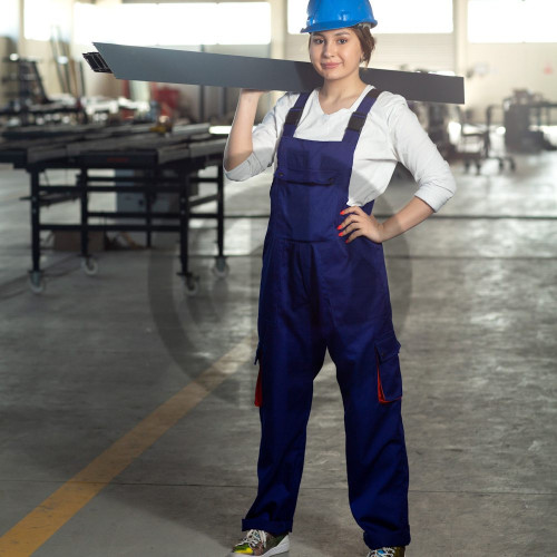3416 önden görünüm genç çekici genç kadın işçi endüstri iş elbisesi giyen genç kadın