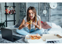 3316 bilgisayar basinda film izleyen pizza yiyen genc kiz film keyfi yatakta film izle