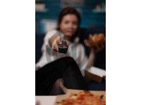 3319 film izleyen pizza yiyen insanlar film izleyen televizyon basinda kadin kumanda