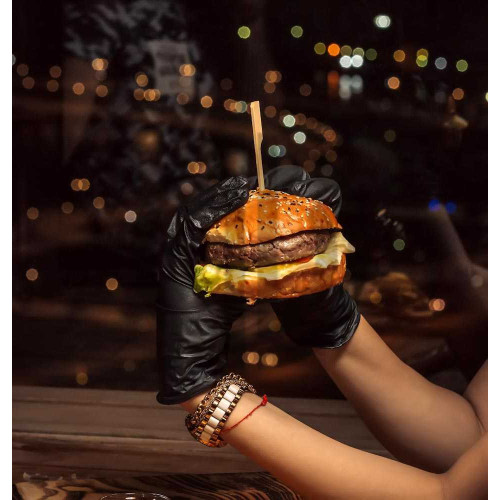 3322 gece temali hamburger fotografi cadde sehirde hamburger eti ekmegi elde