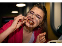 3323 kanat disleyen kadin fotografi tavuk kanat yiyen kadin fotograf restoran