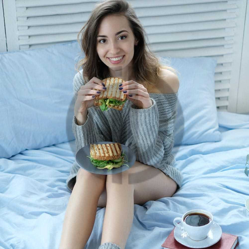 3324 yatakta tost yiyen kadin yatakta kahvalti keyfi yapan guzel seksi kadin fotograf