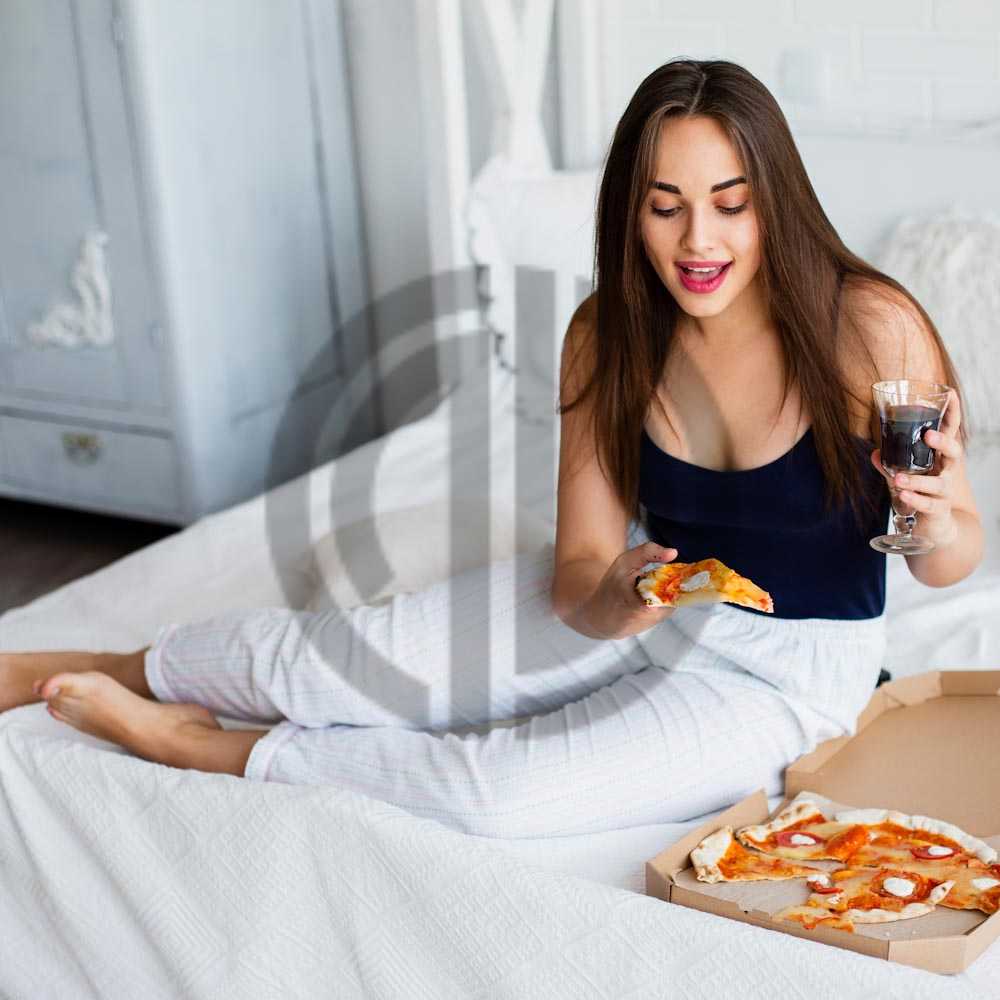 3327 yatakta pizza sarap keyfi yapan kadin guzel kadin fotograflari yatakta seksi