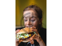3329 buyuk hamburger yiyen kucuk genc kiz fotografi big mac hamburger fotograf