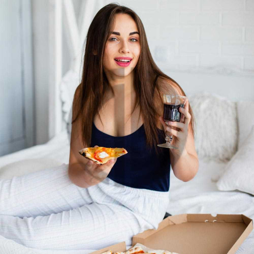 3344 yatakta pizza ve sarap keyfi yapan seksi guzel kadin yatakta gecelikli kadin