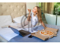 3348 yatak odasinda film pizza ve sarap keyfi yapan kadin guzel kadin fotograflari