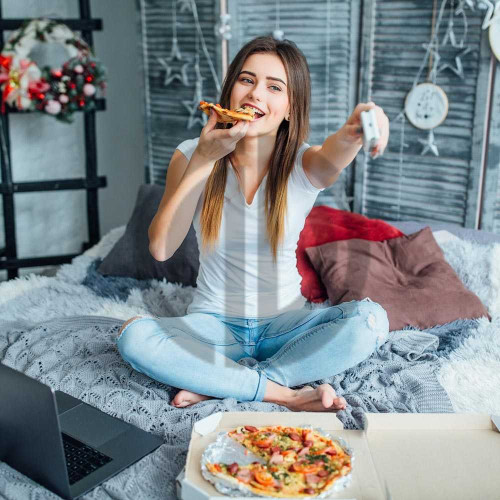 3351 yatakta pizza yiyen guzel kiz oturma odasinda film pizza keyfi yapan kizlar