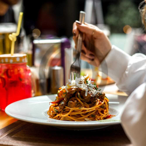3286 spagetti makarna fotograflari makarna yiyen müsteri fotografi kadin musteri