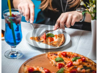 3289 pizza dilimi yiyen kadin fotografi pizza dilim fotograflari masada musteri