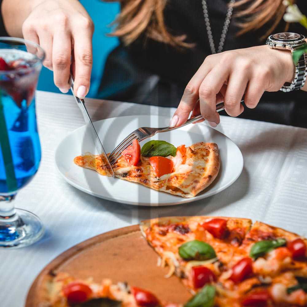 3289 pizza dilimi yiyen kadin fotografi pizza dilim fotograflari masada musteri