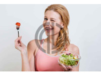 salata yiyen kadin fotografi