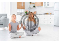 yoga yapan anne kiz oturma odasinda gri tema
