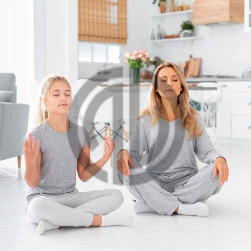 yoga yapan anne kiz oturma odasinda gri tema