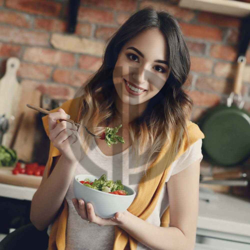 salatalik yiyen kiz mutfakta diyet yapan kizlar