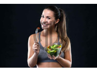 spor yapan kiz diyet urunleri salatalik fotografi