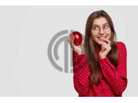 diyet yapan kadin fotografi elinde elma tutan kiz