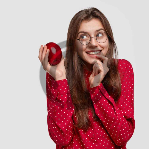 diyet yapan kadin fotografi elinde elma tutan kiz